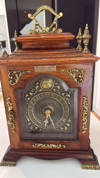 Reloj de sobremesa antiguo madera y latón
