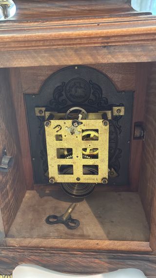 Reloj de sobremesa antiguo madera y latón