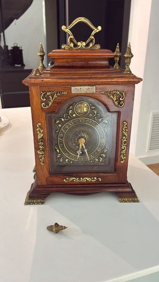 Reloj de sobremesa antiguo madera y latón
