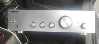 Amplificador Pioneer A-10 AE plateado con altavoz