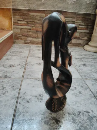 Figura de madera tallada estilo africano