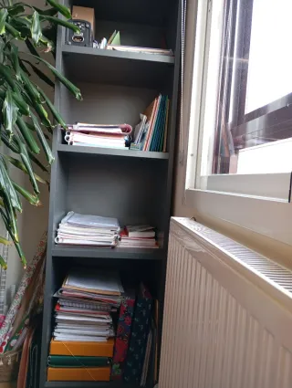 Estantería gris metálica