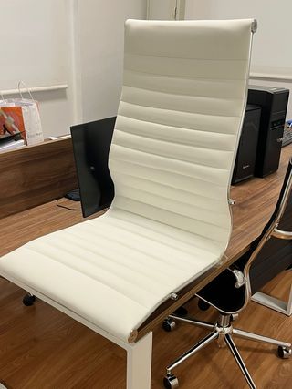 Silla de oficina blanca