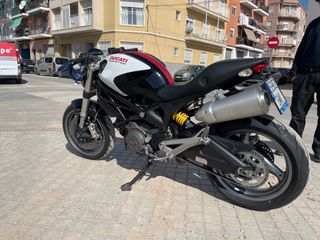 Ducati Monster 696 Blanca y negra