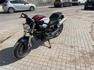 Ducati Monster 696 Blanca y negra