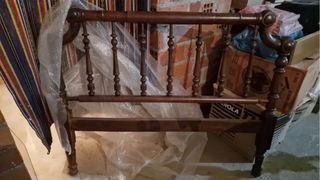 Cabecero de cama antiguo de madera