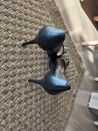 Tacones negros con detalle metálico