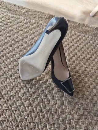 Tacones negros con detalle metálico