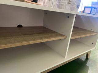 Mueble TV blanco y madera