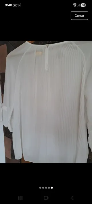 Blusa blanca plisada manga acampanada