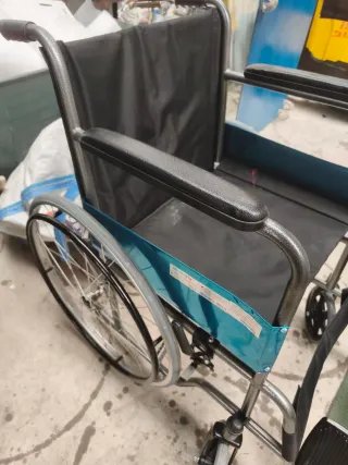 Silla de ruedas plegable negra