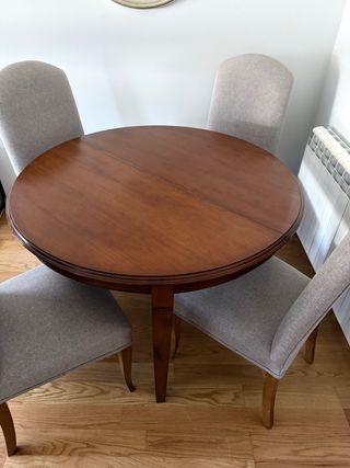 Mesa extensible + 4 sillas en madera maciza