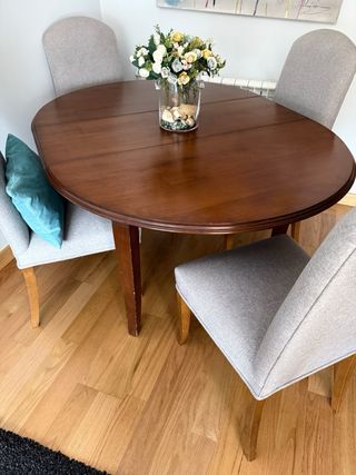 Mesa extensible + 4 sillas en madera maciza