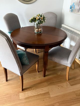 Mesa extensible + 4 sillas en madera maciza