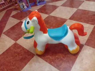Caballo balancín blanco y naranja