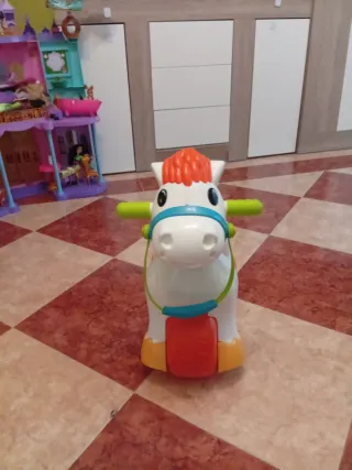 Caballo balancín blanco y naranja