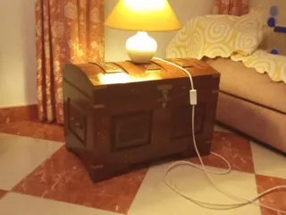 Baúl de madera con detalles dorados