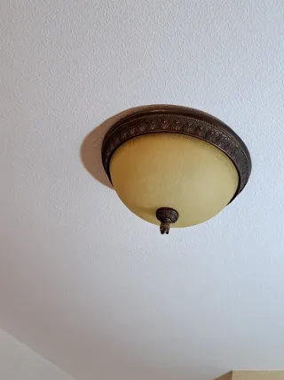 Lámpara de salón dorada y beige