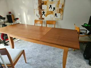 Mesa de comedor de madera