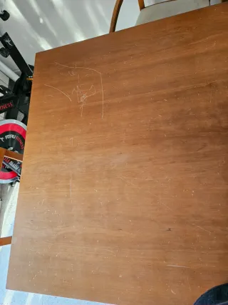 Mesa de comedor de madera