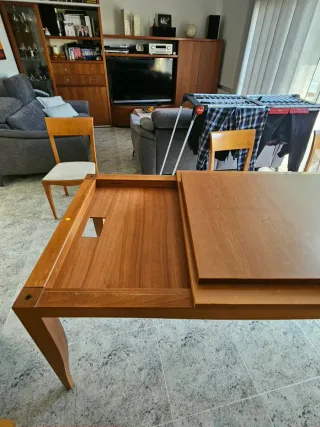Mesa de comedor de madera