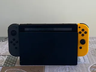 Nintendo switch 1 negro y naranja + un juego