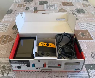 Nintendo switch 1 negro y naranja + un juego