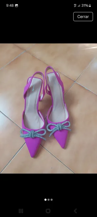 Zapatos de tacón rosa fucsia con lazo
