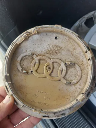 Tapa llanta Audi original.