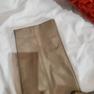 Pantalón polipiel Zara Talla M