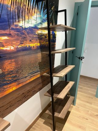 Estanterías madera nuevas.