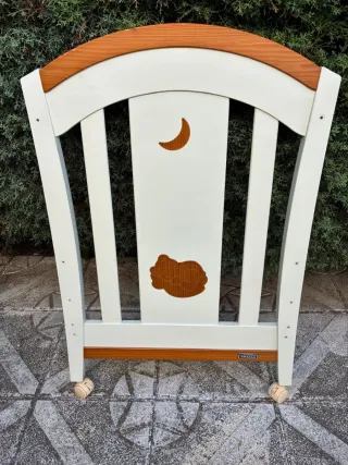 Cuna de madera blanca con detalles