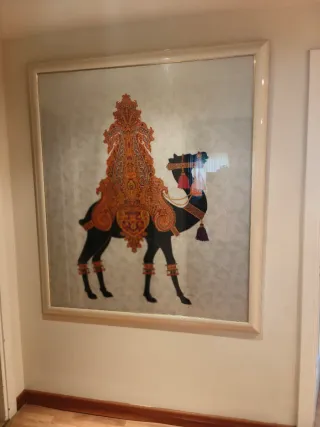 Cuadro camello engalanado seda pintada