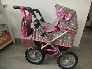 Carrito de muñecas con bolso y lazo