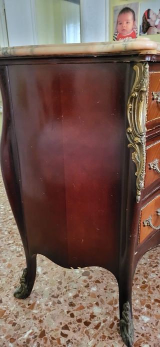 Cómoda de madera con mármol y detalles dorados