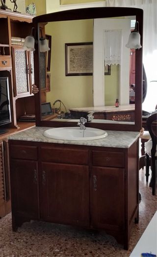 Mueble de baño madera y mármol con espejo