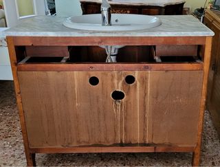 Mueble de baño madera y mármol con espejo