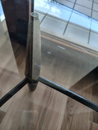 Tavolino Orsenigo in vetro e metallo dorato.