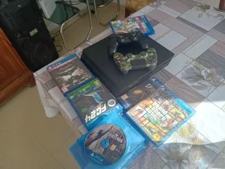 Consola PS4 + 5 Juegos