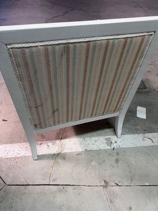 Sillón tapizado de tela y madera