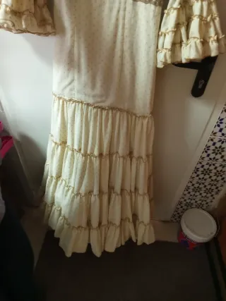 Traje de gitana beige y blanco