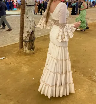 Traje de gitana beige y blanco