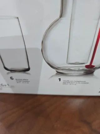 Caraffa in vetro con coperchio rosso