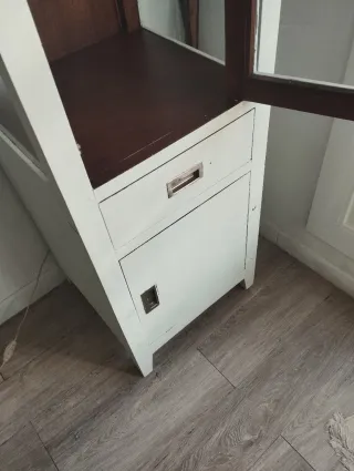 Vitrina de cristal y madera