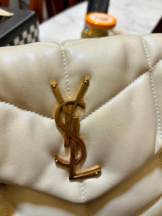 Bolso YSL acolchado blanco y dorado