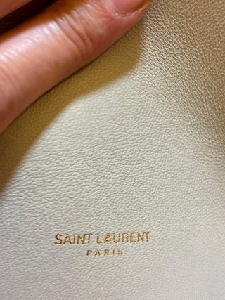 Bolso YSL acolchado blanco y dorado