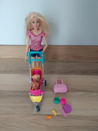 Barbie con carrito y cachorros