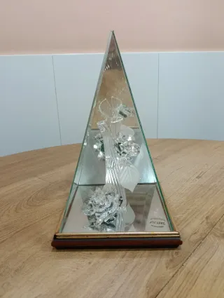 Escultura de cristal piramidal JOCABEL