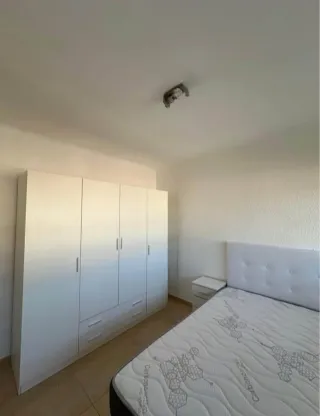Armario blanco de madera