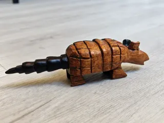 Statuetta armadillo in legno intagliato